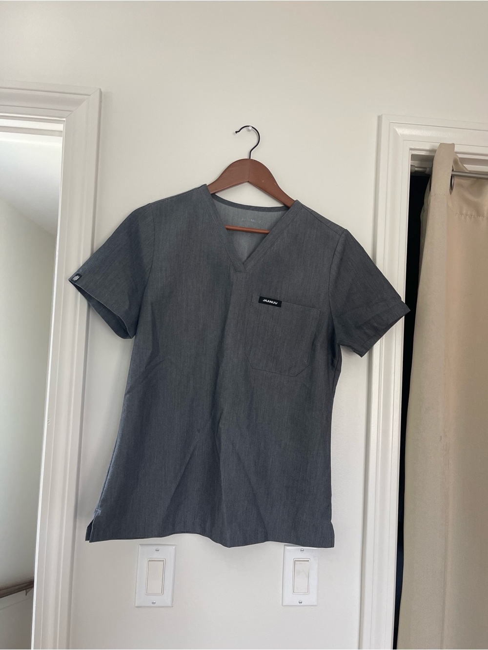 Woman’s Gray V-Neck Short Sleeve Shirt Size Small